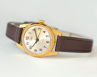Reloj de pulsera para mujer chapado en oro ZARIA. Las mujeres clásicas miran la vendimia. Reloj de pulsera retro para mujer con joyería. Reloj minimalista. Nueva correa de cuero genuino