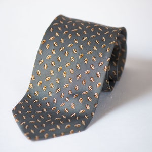 Cravate vintage en soie Yves Saint Laurent : motif coquillages gris, fabriquée en Italie
