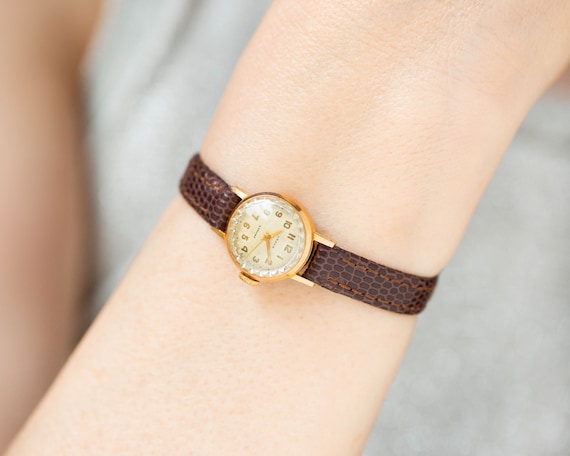 Reloj de pulsera delgado para mujer Chaika. Reloj de senora chapado en oro. Joyeria de mediados de siglo con numeros arabigos minimalistas. Nueva correa de cuero premium Etsy Espana