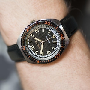 Black wristwatch for men - chunky men watch quartz - diver style men watch - quartz watch rare - 90s fashion boyfriend premium leather strap