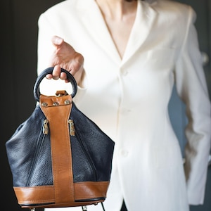 Valentina Italiaanse leren rugzak met kiezelstenen, marineblauwe tan retro schoudertas