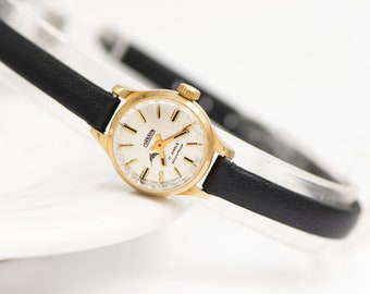 Delicado reloj de mujer CORNAVIN con caja chapada en oro vintage. Pequeño reloj vintage accesorio de joyería minimalista. Reloj de cóctel con pequeña correa de piel.
