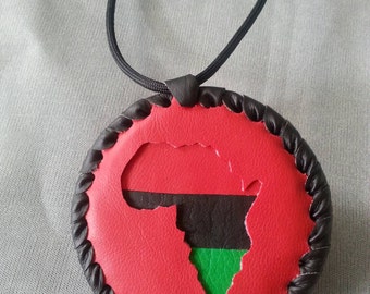 Collane con medaglione in pelle personalizzate autentiche per darti quella sensazione anni '80. Tutte sono fatte a mano al 100% e dipinte con pelle/pelle scamosciata. allacciatura.