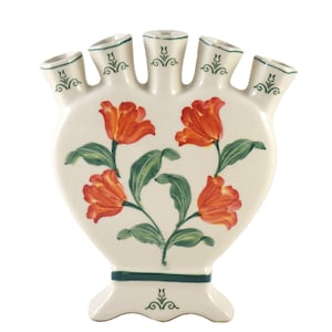 Pode incluir: Um vaso de cerâmica cor de creme com cinco aberturas individuais para flores. A parte frontal apresenta um design pintado à mão de quatro tulipas cor de laranja com folhas e caules verdes. Pequenos motivos de tulipas verdes decoram a base.
