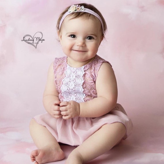 Portrait D'un Mignon Bébé De 6 Mois Une Petite Fille En Vêtements