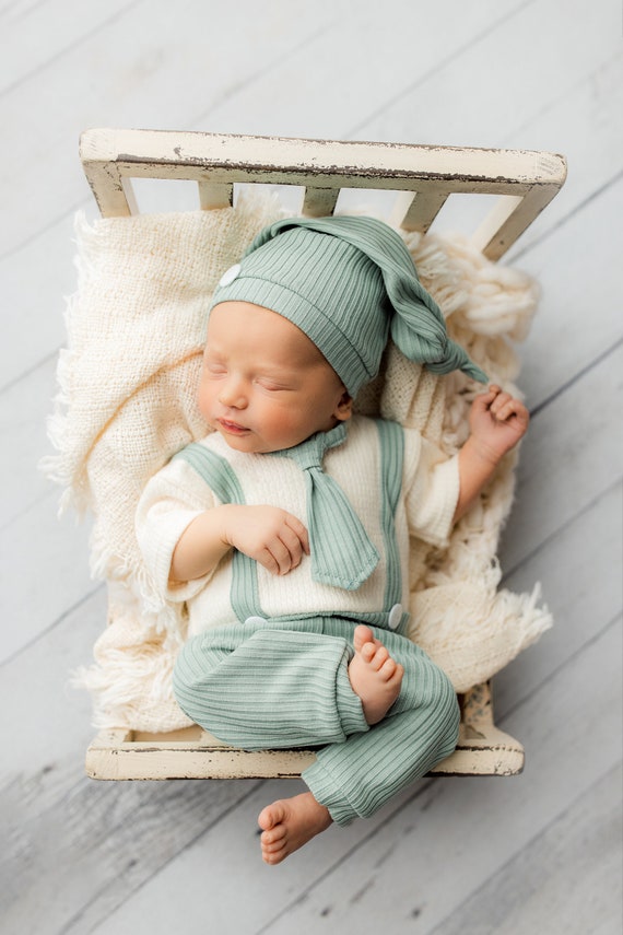 Kit Nascita Neonato 5 Pezzi – Bavaglino Impermeabile, 2 Magliette Manica Lunga, 2 Pantaloni, Cappello, Regalo Per Bebè