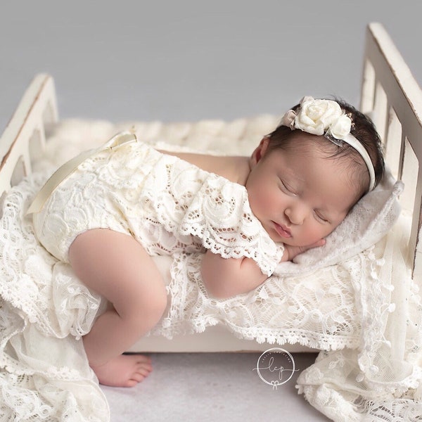 Ensemble photo pour nouveau-né fille avec barboteuse et bandeau en dentelle vieux rose, crème ou beige. Photographie de nouveau-né