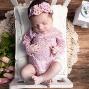 Newborn Girl Lace Romper Set, Cream Baby Photo Outfit, Floral Headband Baby portrait, first photography bild 9