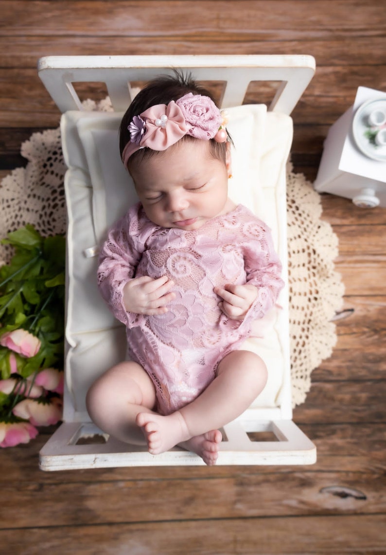 Newborn Girl Lace Romper Set, Cream Baby Photo Outfit, Floral Headband Baby portrait, first photography bild 9