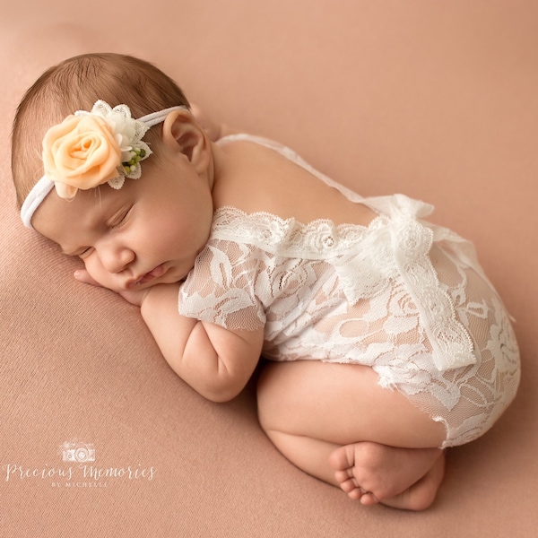 Pagliaccetto in pizzo per neonato, puntello per ragazza, vestito bianco per foto per bambina, pagliaccetto aperto sul retro e fascia per capelli, accessori per la fotografia del bambino