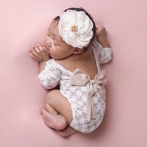 Newborn Girl Lace Romper Set, Cream Baby Photo Outfit, Floral Headband Baby portrait, first photography bild 6