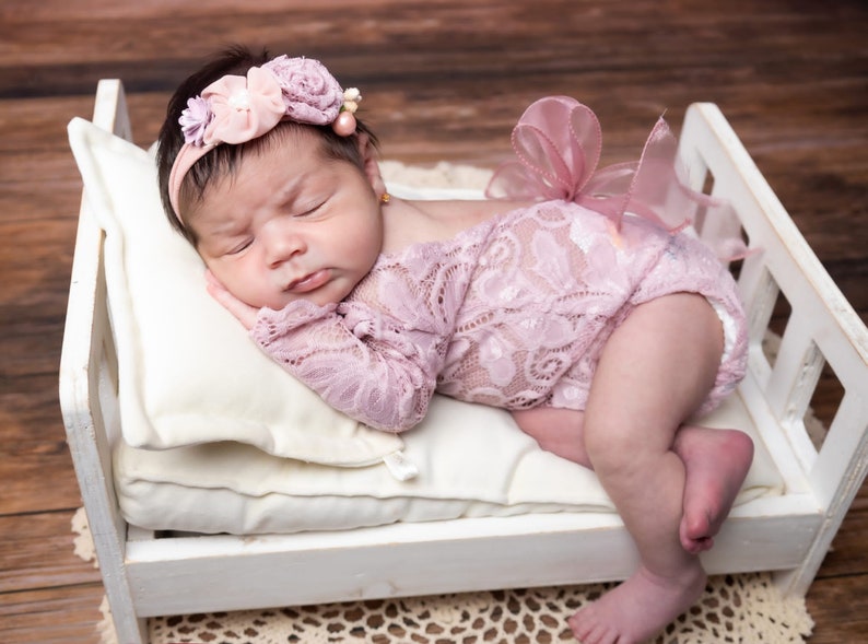 Newborn Girl Lace Romper Set, Cream Baby Photo Outfit, Floral Headband Baby portrait, first photography Dusty Lilas