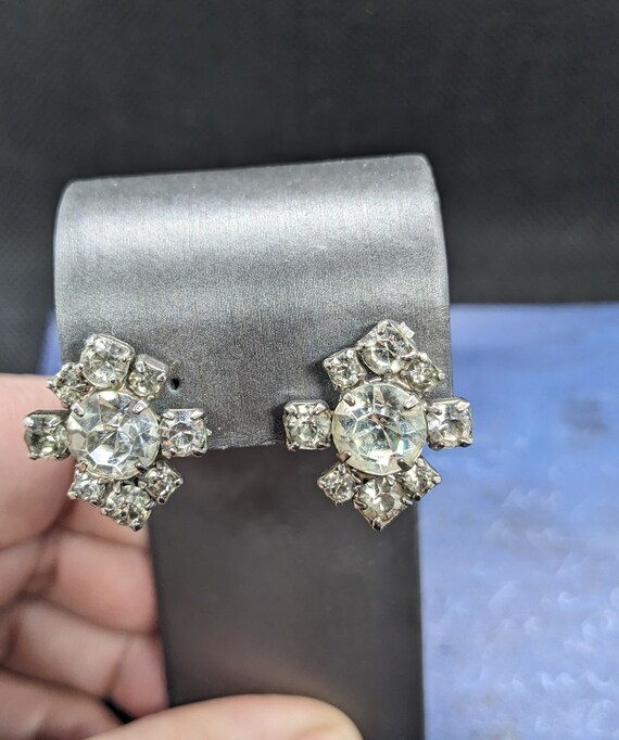 Vintage Clear Rhinestone Cluster Screw Back Earri… - image 4