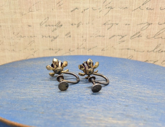 Vintage Flower Dainty Screw Back Earrings with Pu… - image 5