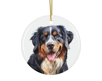 Può includere: Un ornamento natalizio in ceramica con un cane da montagna bernese con pelo nero, marrone e bianco. Il cane sorride con la lingua di fuori.