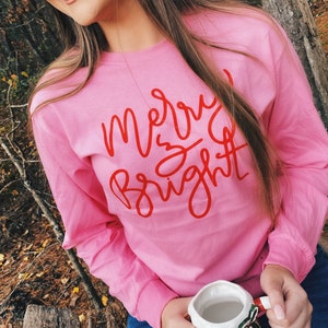 Camiseta rosa de manga larga "Merry & Bright"