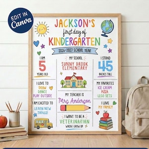 Könnte beinhalten: Ein druckbares Schild für den ersten Kindergartentag mit buntem Text und Illustrationen wie Sonne, Globus, Schulgebäude, Bus und Bleistift. Der Text lautet Jackson's first day of kindergarten 2026-2027 school year, I am 5 years old, I stand 45 inches tall und weitere Details.