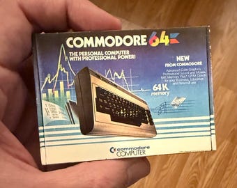 Adorno navideño vintage original de caja de ordenador COMMODORE 64 en miniatura/imán para refrigerador