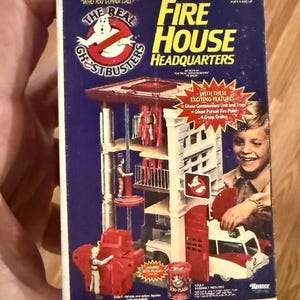 Imán/adorno navideño vintage original de Kenner: Los auténticos Cazafantasmas: Cuartel General de Bomberos.