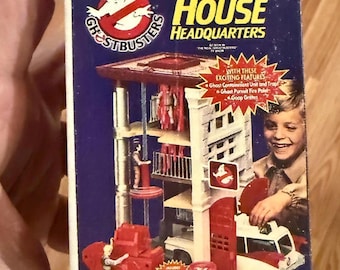 Imán/adorno navideño en miniatura de la caja de juguetes original vintage de Kenner de la estación de bomberos de Los Cazafantasmas: Cuartel General de Bomberos.