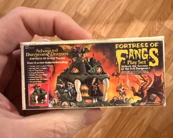 Miniatura vintage original LJN TSR del set de juego Fortaleza de Colmillos de Dungeons & Dragons, caja de juguetes, adorno navideño / imán para nevera