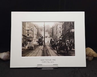 Saint Patricks Hill, Cork City 1900 Impresión irlandesa vintage del período Imagen sepia eduardiana de la Irlanda pasada.
