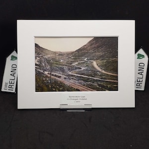 Barnesmore Gap, Co. Donegal, Irlandia, ok. 1900 r. Stary irlandzki druk, fotochromowy obraz z epoki edwardiańskiej przedstawiający dawną Irlandię.