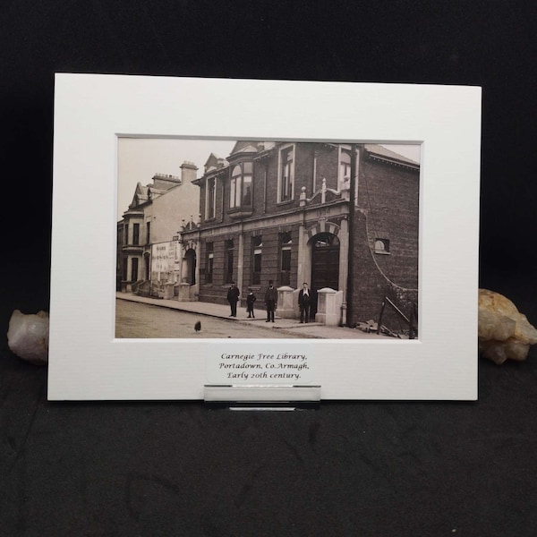 Biblioteca gratuita Carnegie, Portadown, Co.Armagh, Irlanda, c1900 Imagen sepia eduardiana del período de impresión irlandesa vintage de la Irlanda pasada.