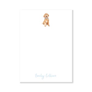 Peut inclure: Bloc-notes blanc avec une illustration &agrave; l'aquarelle d'un chien golden doodle portant un n&oelig;ud papillon bleu. Le nom "Emily Collins" est &eacute;crit en script bleu clair en bas du bloc-notes.