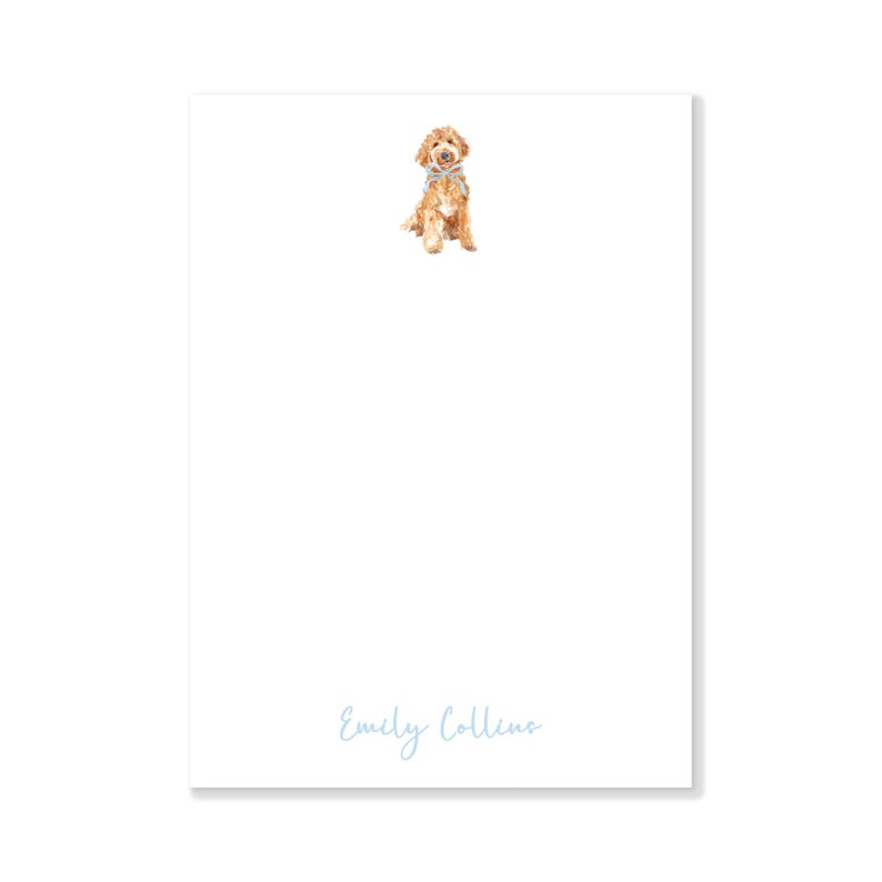 Peut inclure: Bloc-notes blanc avec une illustration &agrave; l'aquarelle d'un chien golden doodle portant un n&oelig;ud papillon bleu. Le nom "Emily Collins" est &eacute;crit en script bleu clair en bas du bloc-notes.