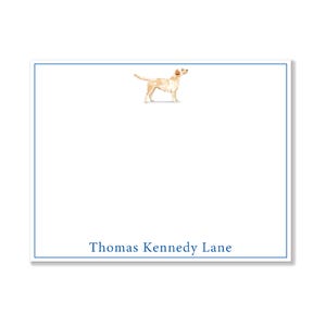 Puede incluir: Tarjetas de notas blancas con un borde azul y una ilustración de acuarela de un labrador retriever amarillo. El texto "Thomas Kennedy Lane" está impreso en la parte inferior de la tarjeta.