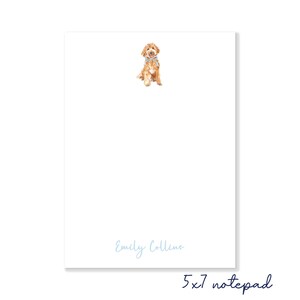 Peut inclure: Bloc-notes blanc de 5x7 pouces avec une illustration &agrave; l'aquarelle d'un chien golden doodle portant un n&oelig;ud. Le nom "Emily Collins" est &eacute;crit en script bleu clair. Le bloc-notes est un article de papeterie, environ 12,7 x 17,8 cm.
