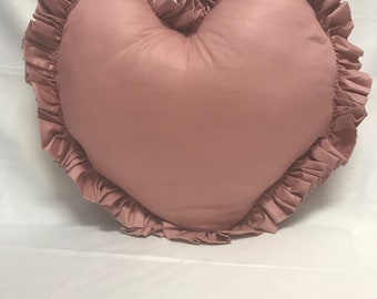 Coussin coeur en poly coton rose poudré avec volants 16 po.