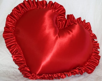 Oreiller de mariée coeur en satin à volants 16 po.
