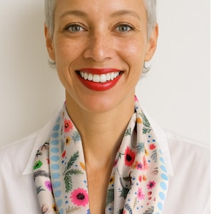 Bufanda de gasa floral: pañuelo Ascot con lazo en tonos joya, hecho a mano