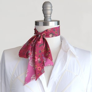 Lenço fino floral: estampa de rosas vermelhas framboesa, gravata boho