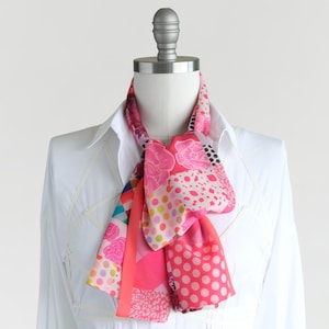 Ljusrosa lapptäcksmönstrad chiffong Ascot-halsduk, handgjord modehalsduk