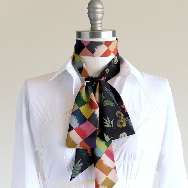Bufanda larga y delgada con una combinación de cuadros color joya y estampado floral, cinturón tipo fajín en tono joya de los años 70, corbata tipo gargantilla, regalo genZ, envoltura para el cabello