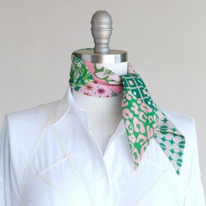 Grün und Pink gemustertes Dreieck Bandana Schal, Ascot Halstuch, Halstuch, weicher Choker Schal, Cowgirl Stil, AKA Geschenke