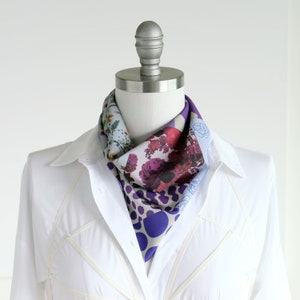 Pañuelo bandana con estampado de patchwork morado, triángulo de crepe de China hecho a mano