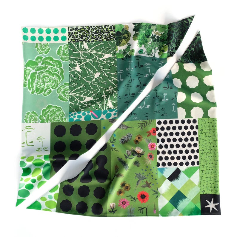K&ouml;nnte beinhalten: Ein gr&uuml;nes und wei&szlig;es Seidentuch mit Patchwork-Design. Der Schal weist verschiedene Muster auf, darunter Punkte, Blumendrucke und abstrakte Designs. Der Schal wird diagonal von einem wei&szlig;en Objekt geschnitten.