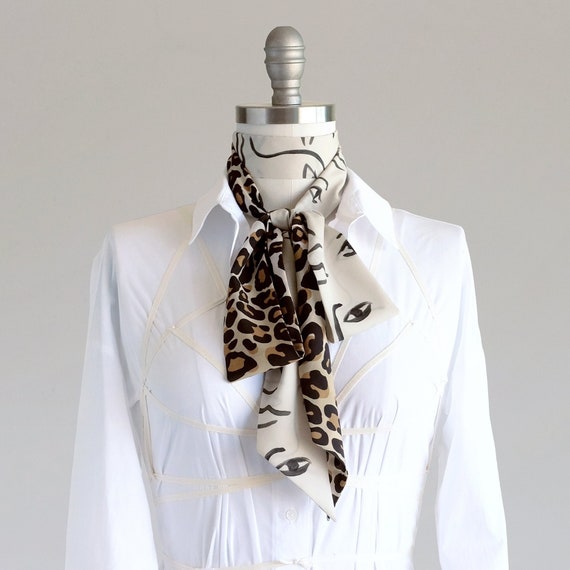 スカーフ [HAZZYS] 25 S/S 100% SILK White Leopard Petit Silk Scarf HAZZYS] 25 S/S 100% SILK White Leopard Petit Silk Scarf