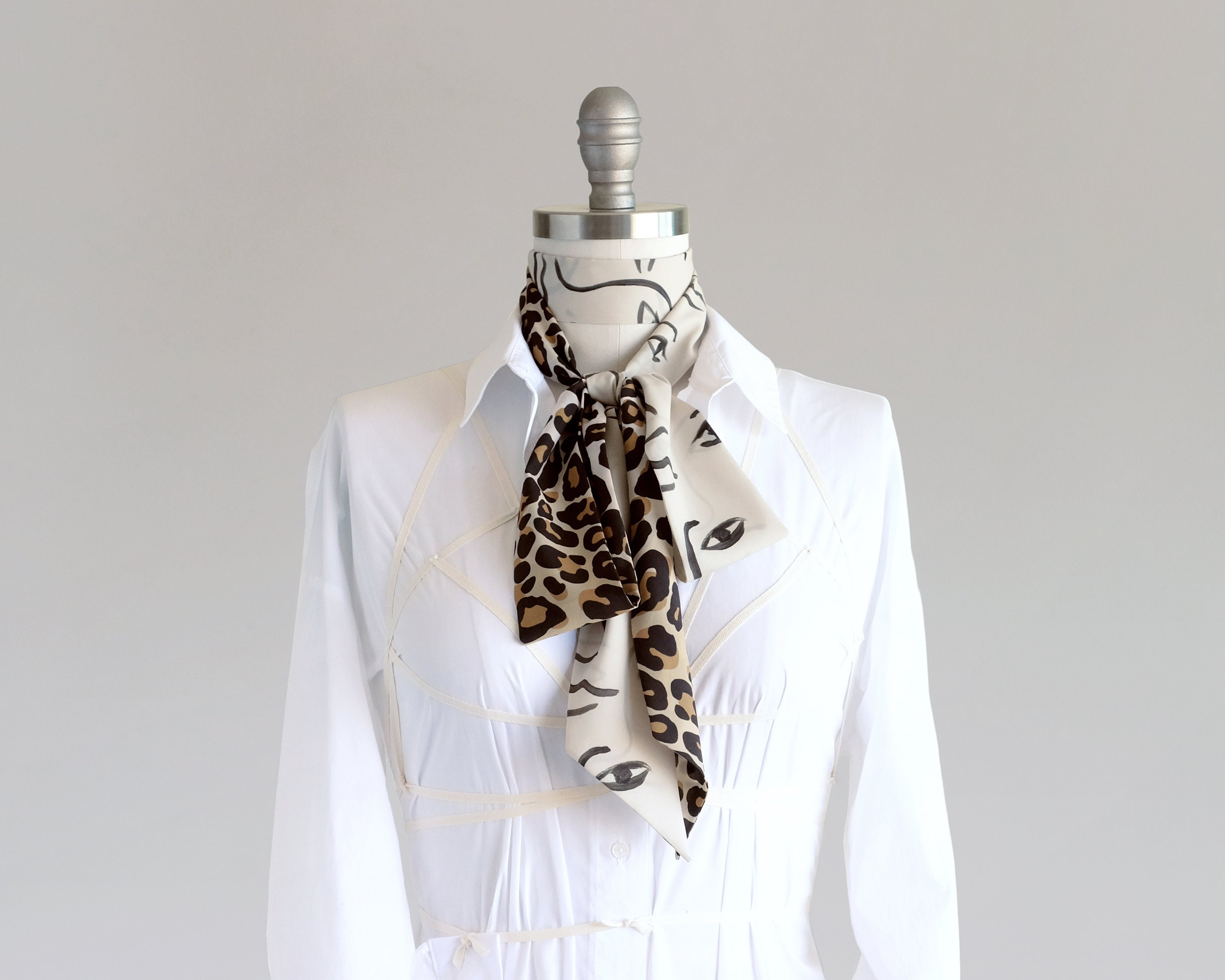 スカーフ [HAZZYS] 25 S/S 100% SILK White Leopard Petit Silk Scarf Expressive Face and Leopard Print Long Skinny Scarf, 70s