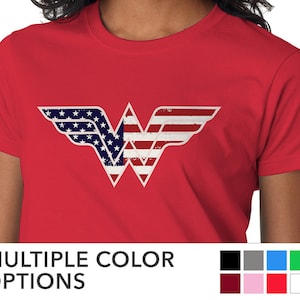 ワンダーウーマンのロゴ入りレディースアメリカ国旗Tシャツ • DCコミックス愛国心あふれるアメリカ国旗Tシャツ