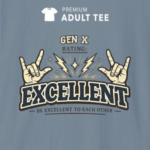 以下が含まれることがあります： PREMIUM ADULT TEE、GEN X RATING: EXCELLENT、BE EXCELLENT TO EACH OTHERというテキストがプリントされたダスティブルーのTシャツ。デザインには、ロックのハンドサインをする2つの手、稲妻、星がクリーム色とダークブルーで描かれています。