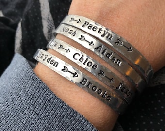 Personligt namnarmband (med pilar) - Present till mamma - Love my tribe - smalt metallarmband - personliga namnsmycken - Love Squared Designs