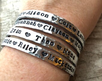 Personligt namnarmband (med hjärtan) - Present till mamma - Love my tribe - smalt metallarmband - personliga namnsmycken - Love Squared Designs