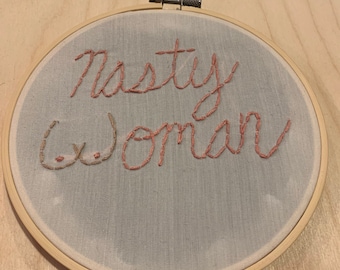 Nare vrouw feministisch borduurwerk