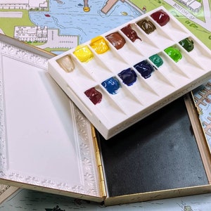 Watercolor Palette Brass holds 2 removable palette in a  magnetic vintage box,and spare palette