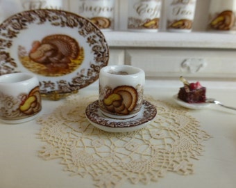 Miniatura para casa de muñecas 1:12. Taza y plato de café con diseño de pavo de Acción de Gracias. Casas de muñecas. Cocina en miniatura.